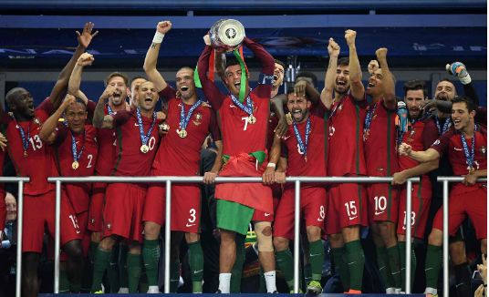 回顾2016欧洲杯，葡萄牙捧起冠军之杯