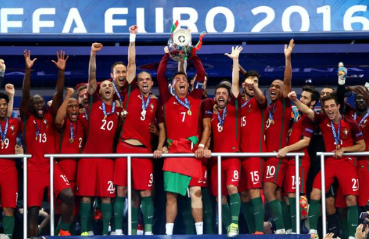 回顾2016欧洲杯，葡萄牙捧起冠军之杯