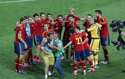 欧洲杯经典回顾：2012年西班牙的卫冕冠军之旅