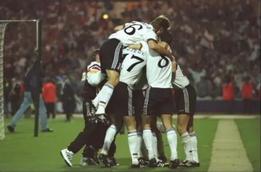欧洲杯经典时刻回顾：96年英格兰的痛苦回忆