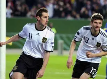 2012年欧洲杯四分之一赛：德国VS希腊，经典对决再现传奇