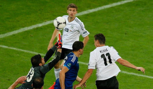 2012年欧洲杯四分之一赛：德国VS希腊，经典对决再现传奇