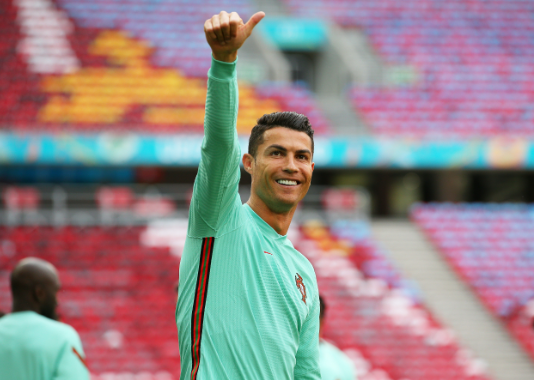 葡萄牙足球巨星C罗：欧洲杯的璀璨之星与技术巅峰