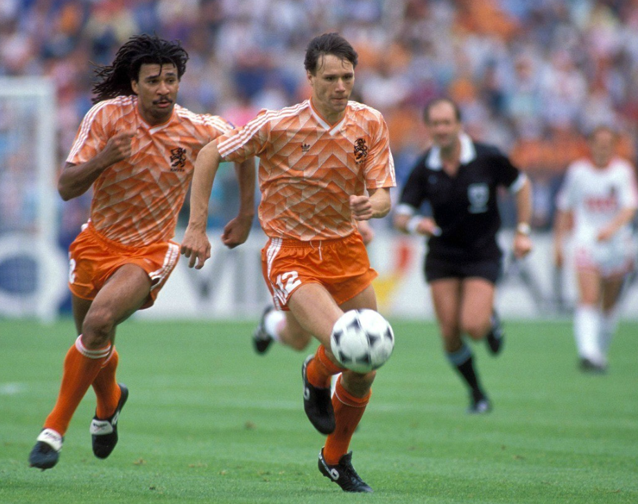 荷兰足球传奇范巴斯滕：欧洲杯的荣光与技术之美