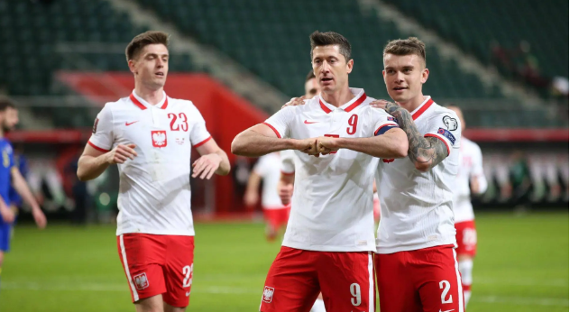 波兰晋级欧洲杯，莱万更衣室激情演讲：相信球队未来可期