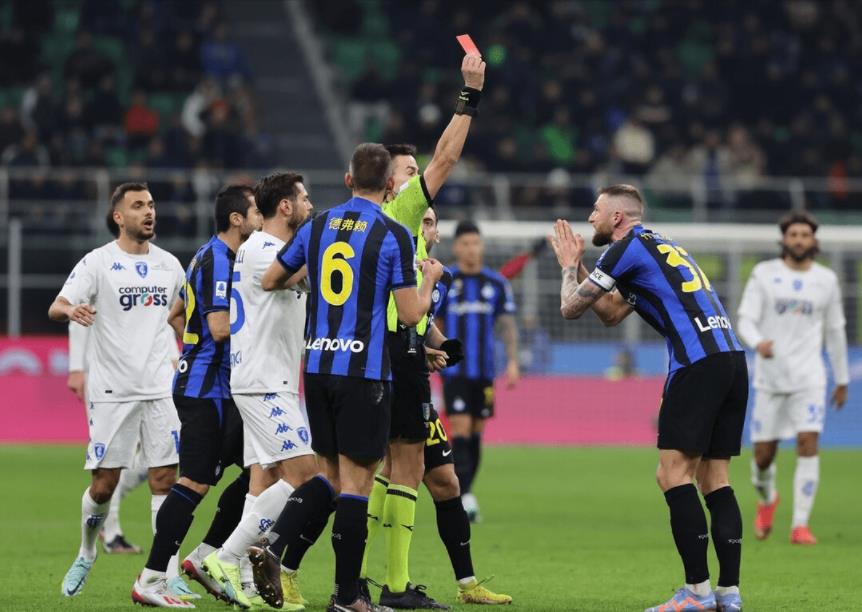 欧冠烽火中，那不勒斯的“双线困局”与救赎曙光