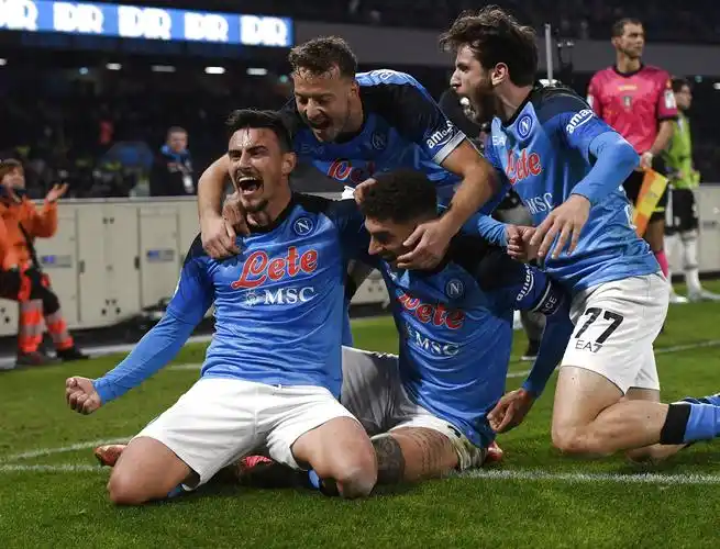 欧冠烽火:那不勒斯的冰火淬炼与突围曙光