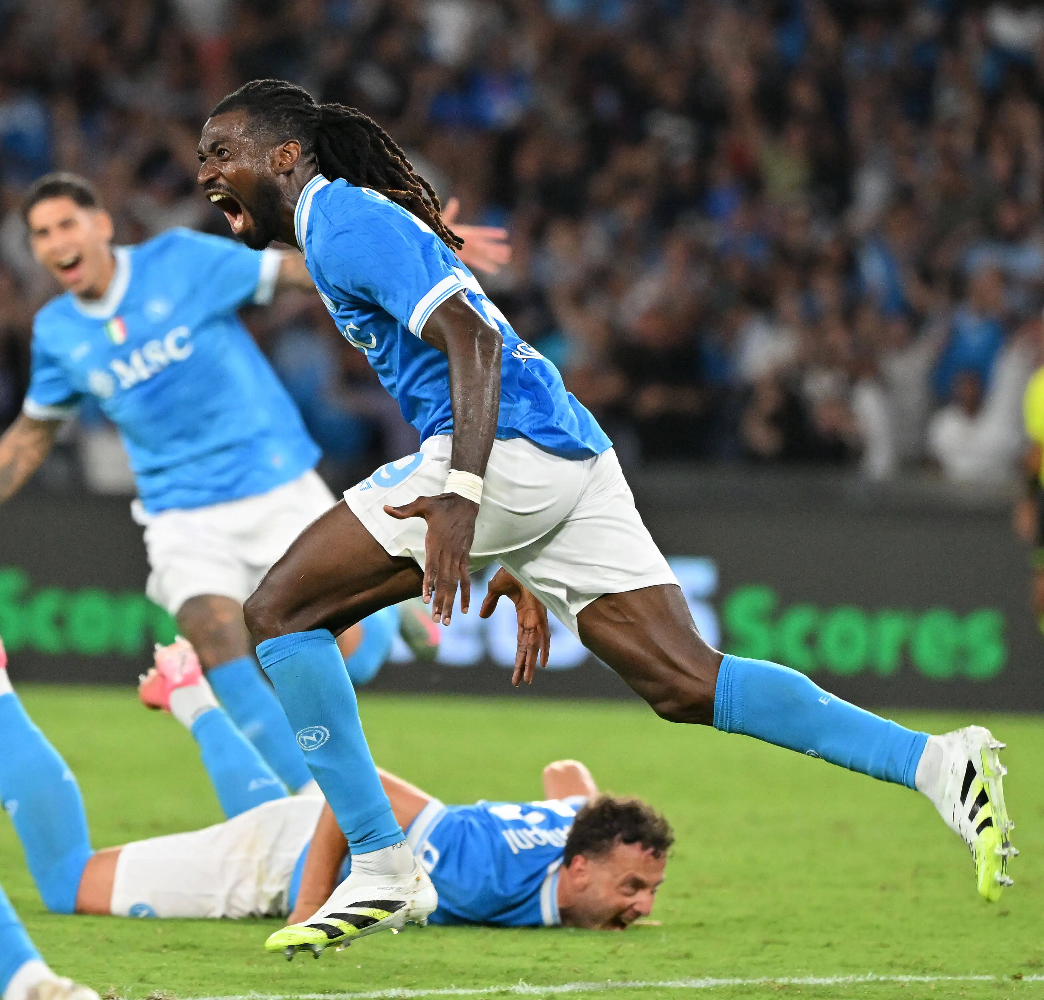 欧冠烽火:那不勒斯的冰火淬炼与突围曙光